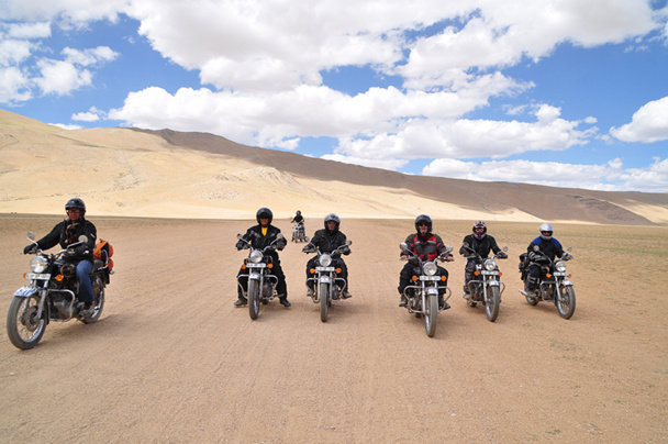 L'offre peut aller du voyage organisé en départ garanti avec guide français et véhicule d’assistance à la formule liberté où le voyageur part seul avec son roadbook électronique et sa boîte à outils - DR : Vintage Rides L'offre peut aller du voyage organisé en départ garanti avec guide français et véhicule d’assistance à la formule liberté où le voyageur part seul avec son roadbook électronique et sa boîte à outils - DR : Vintage Rides