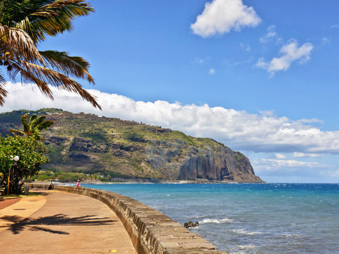 Pas de levée des motifs impérieux vers la Réunion et Mayotte pour les personnes non vaccinées. Les voyageurs devront aussi s'engager à un auto-isolement à l'aller comme au retour - Depositphotos zx6r92