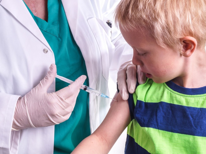 Si les enfants ne sont pas vaccinés, ils devront se soumettre à un isolement selon contraintes en vigueur dans les DOM-TOM - Depositphotos @Esbenklinker