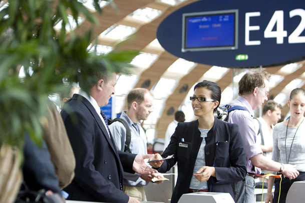 Les 19 000 employés en contact avec les voyageurs, sol et PNC, ont eu une première formation il y a deux ans et une piqure d'e-learning est en cours actuellement. La leçon se décline en cinq attitudes de service - DR : Air France Les 19 000 employés en contact avec les voyageurs, sol et PNC, ont eu une première formation il y a deux ans et une piqure d'e-learning est en cours actuellement. La leçon se décline en cinq attitudes de service - DR : Air France