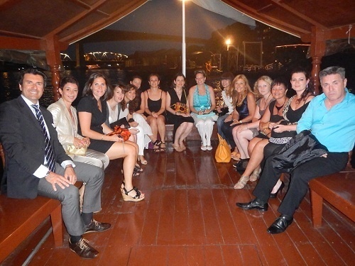 Les agents de voyages participants à l'eductour de Climats du Monde en Thaïlande sur une jonque sur le Chao Praya - Photo DR Les agents de voyages participants à l'eductour de Climats du Monde en Thaïlande sur une jonque sur le Chao Praya - Photo DR