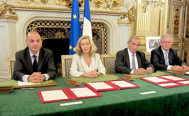 Didier Le Bret, le directeur du centre de crise du ministère des affaires étrangères, Hélène Conway-Mouret, la ministre déléguée chargée des français de l'étranger, George Colson du SNAV et René-Marc Chikli du CETO. DR