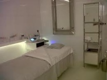 Les cabines blanches immaculées sont spacieuses et on peut choisir son ambiance sonore. ©DR Les cabines blanches immaculées sont spacieuses et on peut choisir son ambiance sonore. ©DR