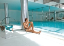 Dans la piscine, un coach dispense des cours de natation, mais je préfère profiter des sofas. ©DR