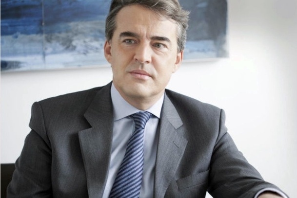 Alexandre de Juniac, qui prend la Présidence du groupe AF/KLM, veut garder son salaire de Président. Une mesurette… alors qu'il y a tellement de choses à faire, et en premier lieu, ne pas faire payer au client le manque de compétitivité dont souffre Air France... /photo dr Alexandre de Juniac, qui prend la Présidence du groupe AF/KLM, veut garder son salaire de Président. Une mesurette… alors qu'il y a tellement de choses à faire, et en premier lieu, ne pas faire payer au client le manque de compétitivité dont souffre Air France... /photo dr