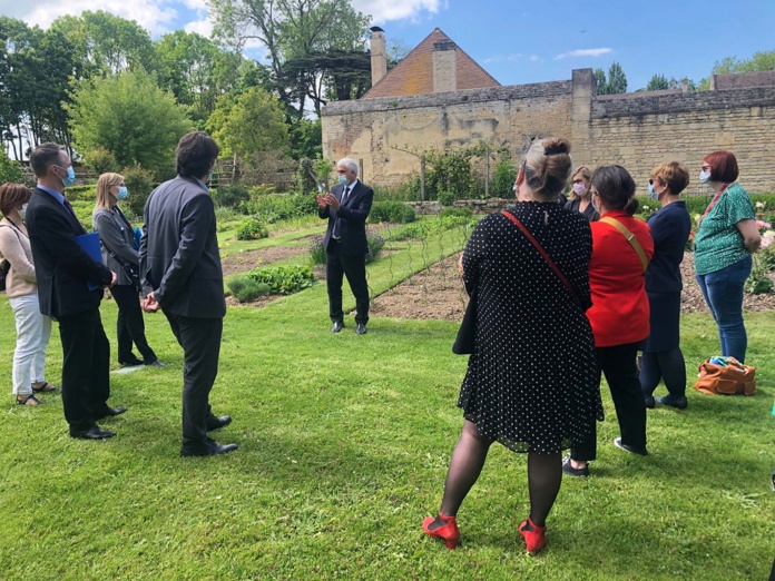 Hervé Morin, Président de la Région Normandie et de Normandie Tourisme, s’est rendu, cet après-midi, à l’Abbaye d’Ardennes de Saint-Germain-la-Blanche-Herbe, pour présenter les actions mises en place par la collectivité et le Comité régional du Tourisme pour répondre à la situation de crise rencontrée par les guides normands - DR