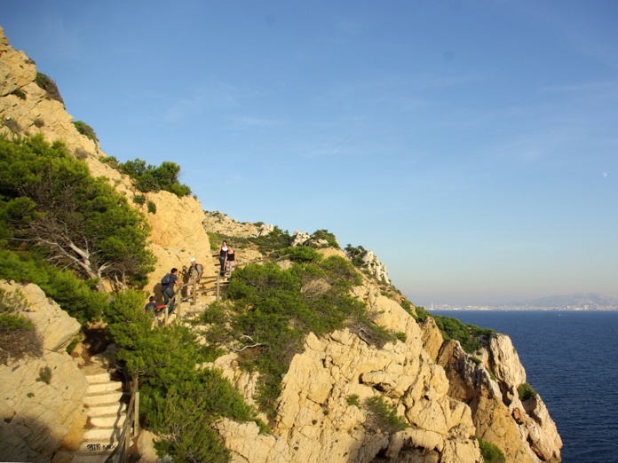 La Côte Bleue, de Marseille à Martigues, est touristique mais moins envahie. Entre Ensuès-la-Redonne et Niolon, un sentier littoral épouse le trait de côte - DR : J.-F.R.
