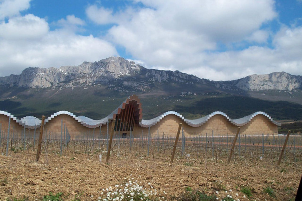 Ces « chais d’œuvre » se concentrent dans un petit périmètre, autour de Laguardia. Ils éclairent le paysage de part et d’autre de l’Ebre, entre la région autonome de la Rioja et le sud de l’Alava (la « Rioja alavesa ») - DR : J-F Rust Ces « chais d’œuvre » se concentrent dans un petit périmètre, autour de Laguardia. Ils éclairent le paysage de part et d’autre de l’Ebre, entre la région autonome de la Rioja et le sud de l’Alava (la « Rioja alavesa ») - DR : J-F Rust