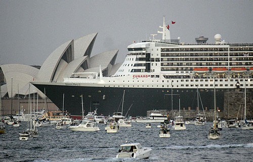 Arrivée du Queen Mary 2 à Sydney mardi matin tandis qu’il rejoint le Queen Elizabeth 2 lui aussi à Sydney.