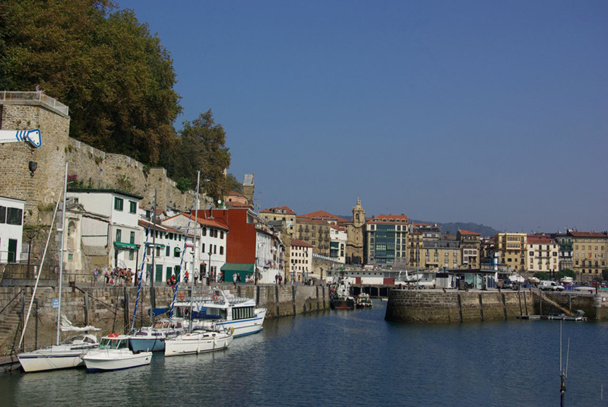 Entre le paysage côtier et le mélange des genres, Saint Sébastien est une ville bourgeoise et populaire, balnéaire et festive, jeune et sportive - DR