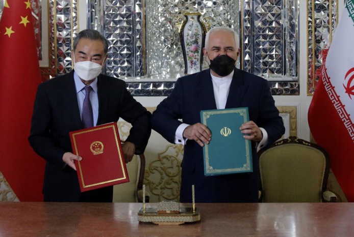 Le ministre iranien des Affaires étrangères, Mohammad Javad Zarif, et son homologue chinois, Wang Yi, posent après avoir signé un pacte de coopération stratégique à Téhéran, le 27 mars 2021. AFP Le ministre iranien des Affaires étrangères, Mohammad Javad Zarif, et son homologue chinois, Wang Yi, posent après avoir signé un pacte de coopération stratégique à Téhéran, le 27 mars 2021. AFP