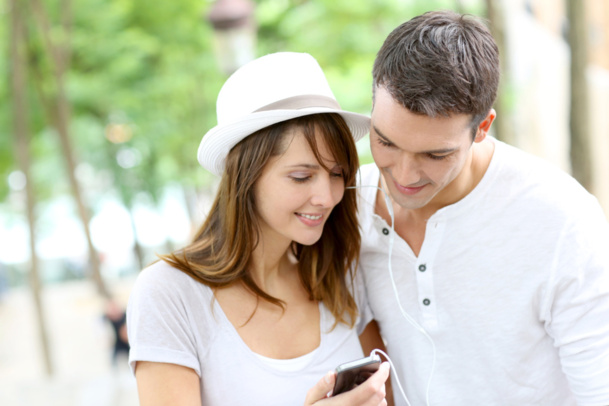 Les villes et musées de taille modeste peuvent proposer une expérience sur mobile à leurs visiteurs grâce aux nouvelles solutions à moindre prix - Crédit : © goodluz - Fotolia.com Les villes et musées de taille modeste peuvent proposer une expérience sur mobile à leurs visiteurs grâce aux nouvelles solutions à moindre prix - Crédit : © goodluz - Fotolia.com