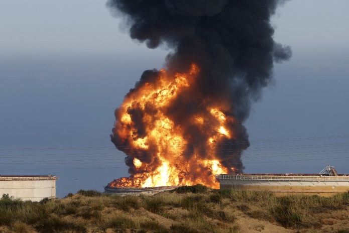 Incendie dans un dépôt pétrochimique touché par des roquettes du Hamas la veille, près de la centrale électrique de Rutenberg (non visible) dans la ville d’Ashkelon, dans le sud d’Israël, le 12 mai 2021. Jack Guez/AFP