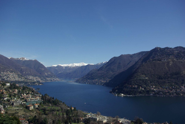 Sur l’eau claire et profonde, le lac de Côme, troisième en surface d’Italie, plonge jusqu’à plus de 400 mètres mais est dépourvu de plages - DR