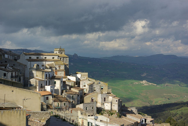 Méconnus aussi, les paysages. C’est ici l’île des grandes collines, aux formes douces - vertes au printemps, jaunes l’été -, émaillées de villages éperons dominés par des châteaux - DR Méconnus aussi, les paysages. C’est ici l’île des grandes collines, aux formes douces - vertes au printemps, jaunes l’été -, émaillées de villages éperons dominés par des châteaux - DR