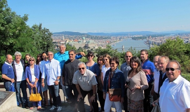 (CLIQUER POUR ZOOMER) Les participants à la Convention de Challenges Tourisme posent pour la postérité sur les hauteurs de Buda... pest avec le beau Danube bleu (ou presque) en fond... /photo JDL