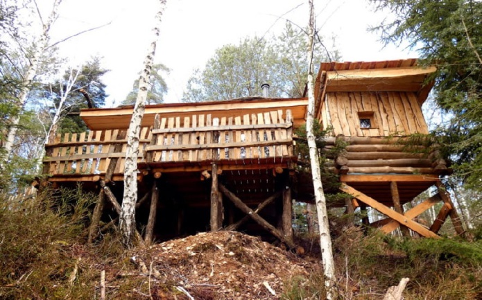 Construits en douglas, robinier, ou châtaignier, les hébergements atypiques du domaine des Cabanes du lac de Pierre-Percée proposent une expérience de retour à la nature - DR : Massif des Vosges, Cabanes de Pierre-Percée