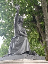 Statue de l'héroïne ça et là dans le jardin de la maison natale de Jeanne d'Arc - DR : J.-P. C.
