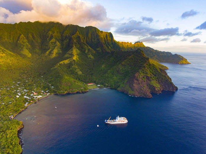 © Croisières Aranui / L’Aranui à Tahuata (Marquises)