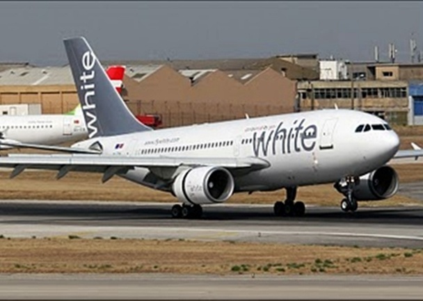 L'aéroplane de la brésilienne White Jets, contrôlé par les responsables de la DGAC en Guadeloupe, n'est pas dans un état folichon pour voler. Une fissure au niveau d'un moteur, d'après ce que m'indiquait Romain Papy, patron d'Air Partner... /photo dr