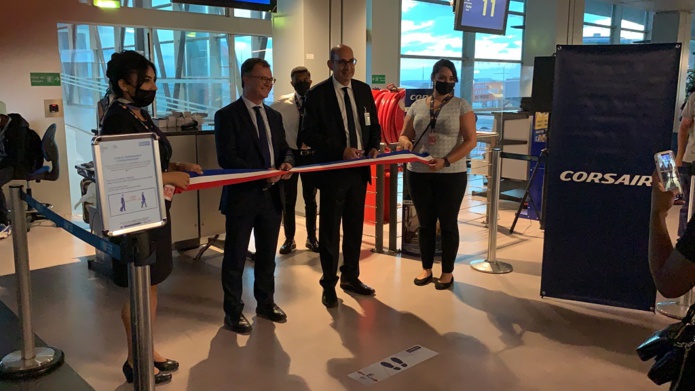 Julien Boullay directeur commercial et marketing de l'aéroport Marseille - Provence et Gilles Marigliano directeur des ventes Corsair lors de l'inauguration du premier vol Marseille - La Réunion - Mayotte - Photo Aéroport MP