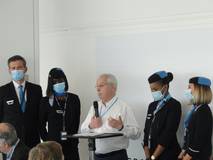 Marc Rochet, entouré d’élégants PNC de la compagnie a d’abord tenu à faire l’éloge de l’A350 1000 : "un avion absolument remarquable par son confort", capable d’emporter 429 passagers répartis en 3 classes (24 en Madras, 45 en Caraïbes et 360 en Soleil). - DR CH Marc Rochet, entouré d’élégants PNC de la compagnie a d’abord tenu à faire l’éloge de l’A350 1000 : "un avion absolument remarquable par son confort", capable d’emporter 429 passagers répartis en 3 classes (24 en Madras, 45 en Caraïbes et 360 en Soleil). - DR CH