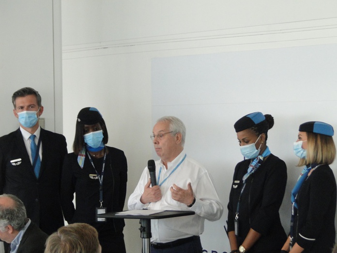 Marc Rochet, entouré d’élégants PNC de la compagnie a d’abord tenu à faire l’éloge de l’A350 1000 : "un avion absolument remarquable par son confort", capable d’emporter 429 passagers répartis en 3 classes (24 en Madras, 45 en Caraïbes et 360 en Soleil). - DR CH