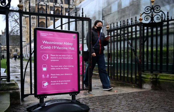 Coronavirus : Plus de 30 millions de personnes au Royaume-Uni ont reçu une première dose de vaccin. Andy Rain/EPA-EFE