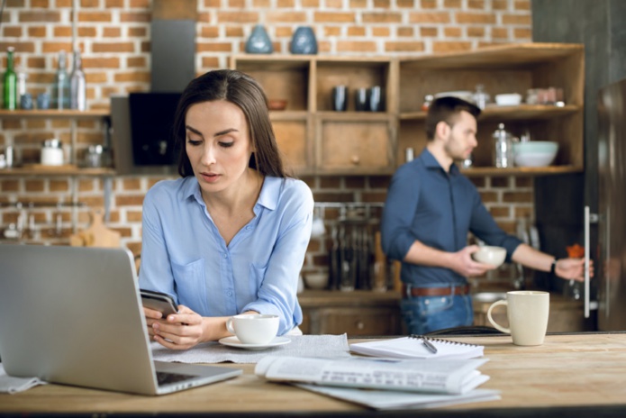 Au lendemain de la crise sanitaire, les entreprises du tourisme développent une organisation du travail hybride, alliant présentiel et télétravail. – Depositphotos