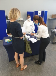 Après la prise de température, chacun se dirige vers le passage obligé du test antigénique - DR : C.E. Après la prise de température, chacun se dirige vers le passage obligé du test antigénique - DR : C.E.