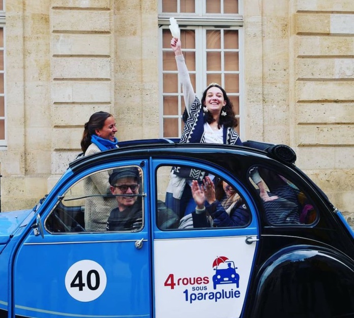 4 roues sous 1 parapluie et ses 2CV ont été rachetées par Emmanuel Mounier et Romain Jouhaud -DR