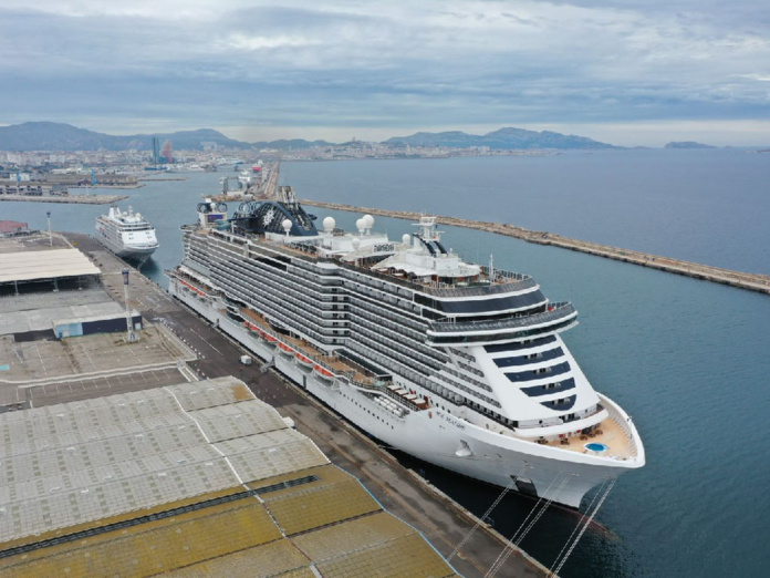 Le MSC Seaside amarré au port de Marseille avant son départ vers la Sicile - Photo Cédric Denoyer Le MSC Seaside amarré au port de Marseille avant son départ vers la Sicile - Photo Cédric Denoyer