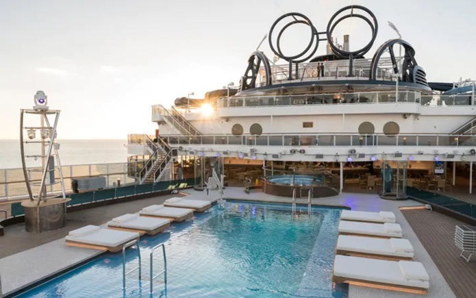 La piscine principale à l'arrière du navire : en extérieur aux piscines ou assis au bar, les passagers peuvent retirer leur masque - Photo MSC