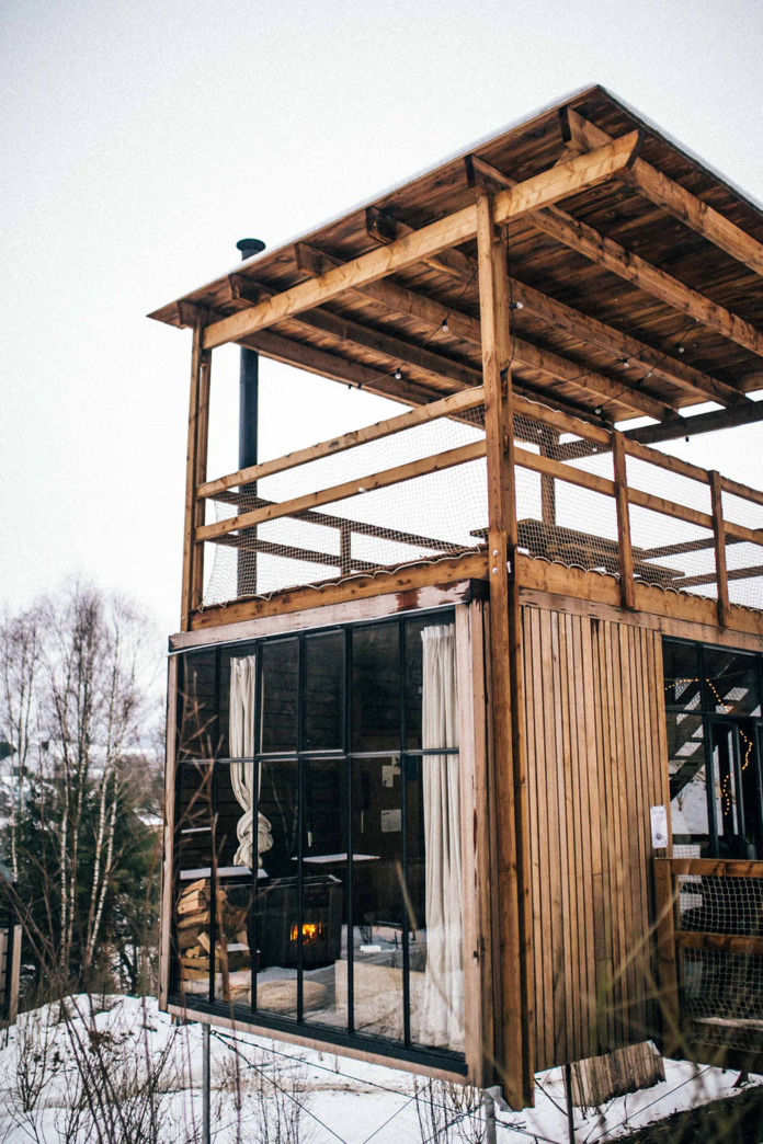 Les 37 Tiny House du village, équipées de meubles en matériaux recyclés et d’une superficie pouvant aller jusqu'à 35 m2 chacune, sont éco-construites à partir de bois issus de productions durables et européennes, situées à une cinquantaine de kilomètres du domaine - DR