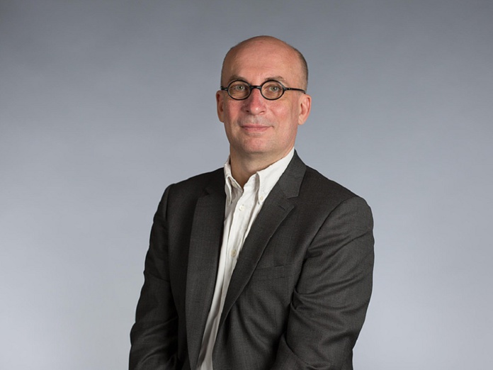 "nous voulons mettre des quotas de logements présents sur Airbnb, par arrondissement, pour desserrer l'étau que met Airbnb sur le centre de la ville de Paris" selon Frédéric Hocquard (Mairie de Paris) - DR "nous voulons mettre des quotas de logements présents sur Airbnb, par arrondissement, pour desserrer l'étau que met Airbnb sur le centre de la ville de Paris" selon Frédéric Hocquard (Mairie de Paris) - DR