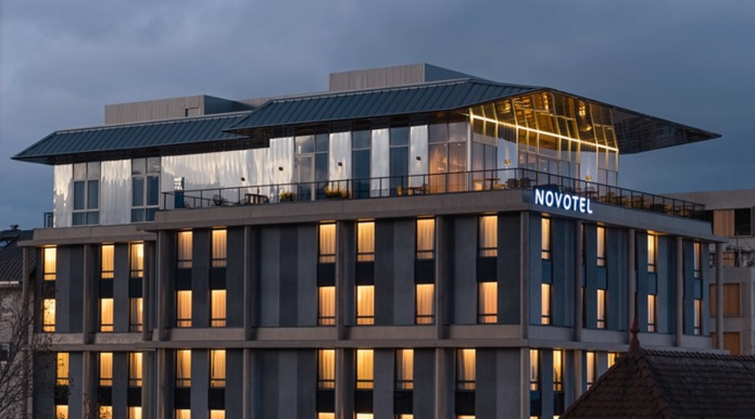 Le Novotel Annemasse Centre - Porte de Genève dispose d'un bar rooftop situé au 8e étage - DR : Novotel