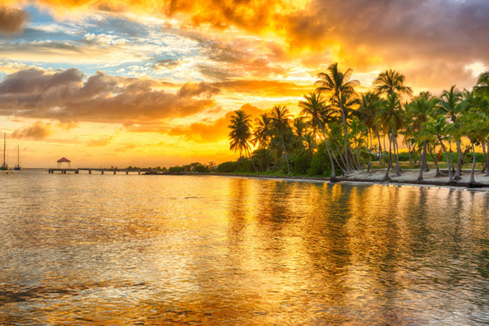 Coucher de soleil sur la plage Anse Champagne à Saint Francois, Guadeloupe © 123rf