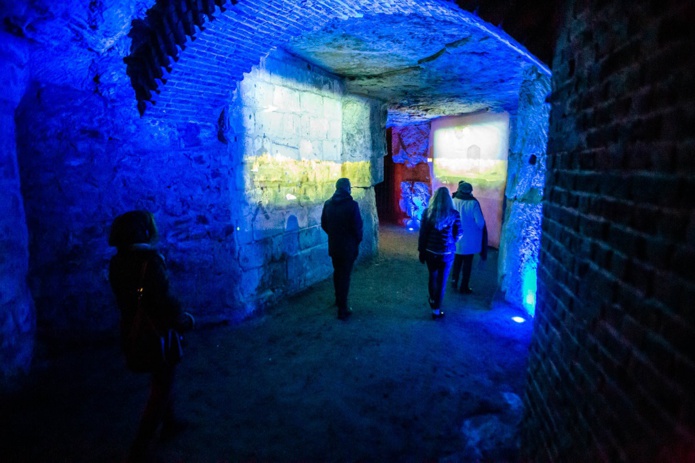 "Secrets sous la ville" est un long voyage temporel de 40 millions d’années qui débute, dans une lumière bleue, à l’époque où le territoire était plongé sous les eaux - DR : Aisne Tourisme