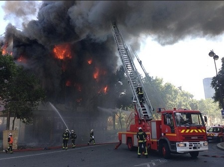 Les pompiers sont en train de lutter contre l'incendie qui s'est déclaré près de l'hôtel de Bourbon-Condé à Paris - DR : Twitter - WilliamMolinie