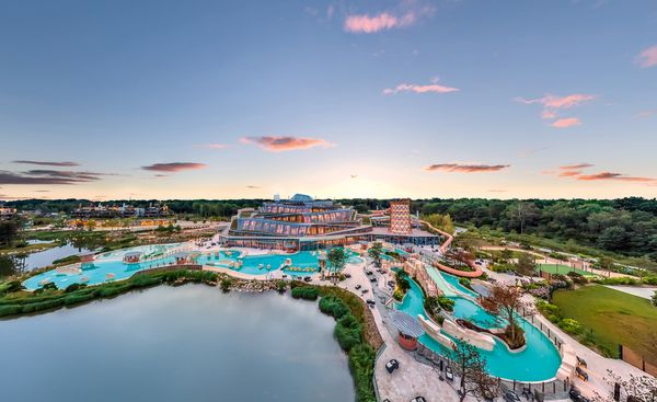 Un conseiller séjour multilingues est à la disposition des visiteurs les mardis et samedis de 10h00 à 18h00 au centre d'accueil de Villages Nature® Paris - Photo Center Parcs