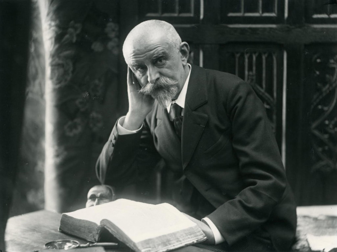 Huysmans photographié par Frédéric Boissonnas et André Taponier, vers 1900. - Photo Wikipedia