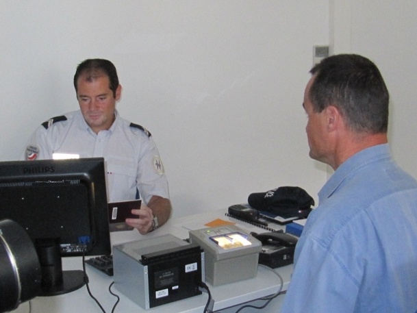 Aéroport : Top 5 des agents de douane les moins sympathiques au monde Aéroport : Top 5 des agents de douane les moins sympathiques au monde