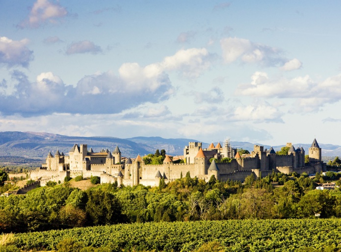 La ceinture de murailles de la Cité médiévale de Carcassonne surgit comme un immense décor de cinéma, sur fond de montagnes du Minervois - DR : DepositPhotos.com, phb.cz