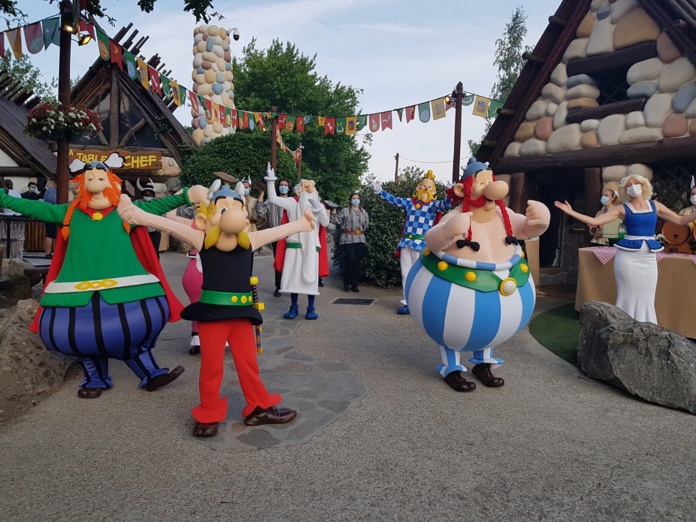Le Banquet Gaulois, au cœur du Village Gaulois, peut accueillir 200 personnes en plein air, autour d'une assiette de sanglier et d'une bonne cervoise ! - DR : A.B. Pass sanitaire : j'ai testé pour vous un week-end au Parc Astérix
