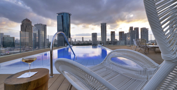 Le sundeck et la piscine situés sur le toit de l'hôtel. - DR