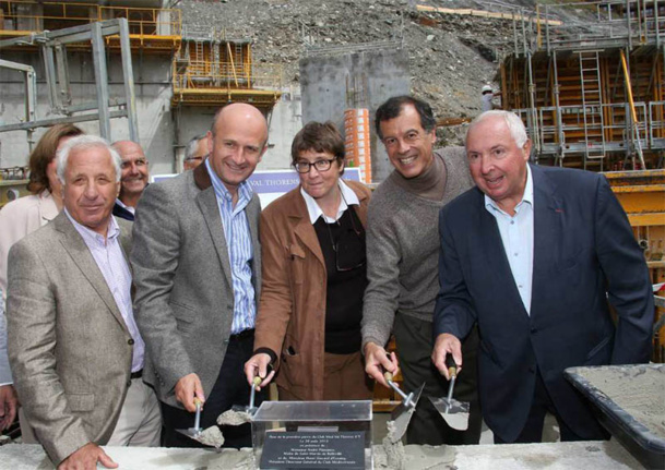 Henri Giscard d’Estaing, PDG du Club Méditerranée, entouré des élus et des partenaires, a posé la première pierre du Village Neige 4 Tridents de Val Thorens - DR : Club Med Henri Giscard d’Estaing, PDG du Club Méditerranée, entouré des élus et des partenaires, a posé la première pierre du Village Neige 4 Tridents de Val Thorens - DR : Club Med