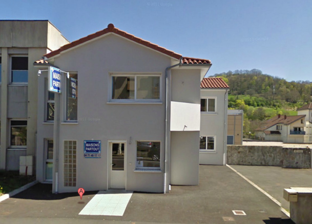 L'entreprise MP Construction dont les locaux, au 15 Bis avenue des Volontaires, à Aurillac, portent la dénomination commerciale "Maisons Partout" existe bien à l'adresse fournie à la Directrice de Voyaza. Sauf qu'elle assure ne pas être à l'origine de la demande d'ouverture de compte auprès de l'agence de voyages - Google Street View L'entreprise MP Construction dont les locaux, au 15 Bis avenue des Volontaires, à Aurillac, portent la dénomination commerciale "Maisons Partout" existe bien à l'adresse fournie à la Directrice de Voyaza. Sauf qu'elle assure ne pas être à l'origine de la demande d'ouverture de compte auprès de l'agence de voyages - Google Street View