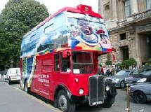 Un bus royal pour une tournée impériale...