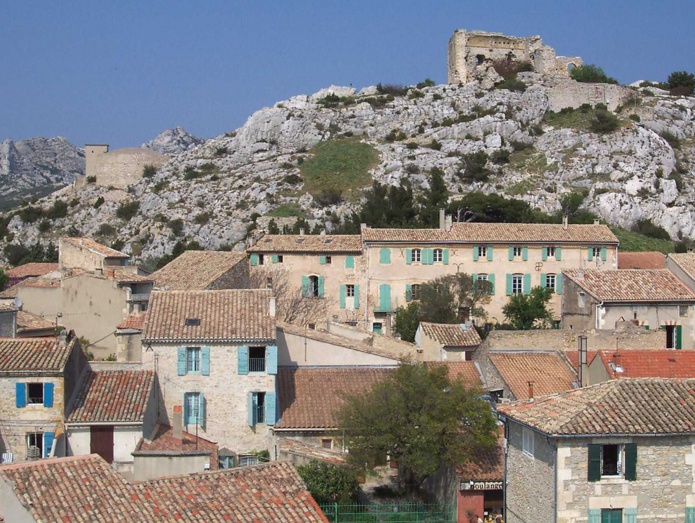 Jalonné de villages pittoresques abondants en restaurants et hébergements premium, le territoire des Alpilles est aussi un espace de pleine nature. Ici, le village d'Aureille - DR : J.-F.R.