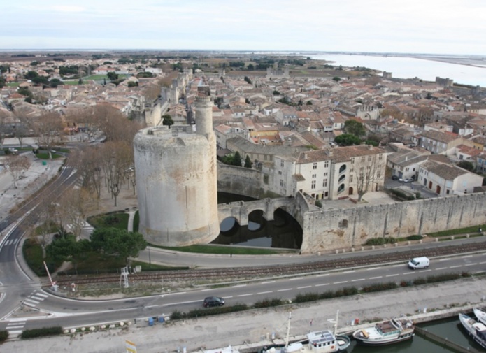 Aigues-Mortes offre aujourd’hui au visiteur son quadrilatère de murailles percées de portes, sa tour de Constance et ses rues au cordeau très animés en saison - DR : Wikimedia Commons, Paul-Louis FERRANDEZ - MEROPS-Photo